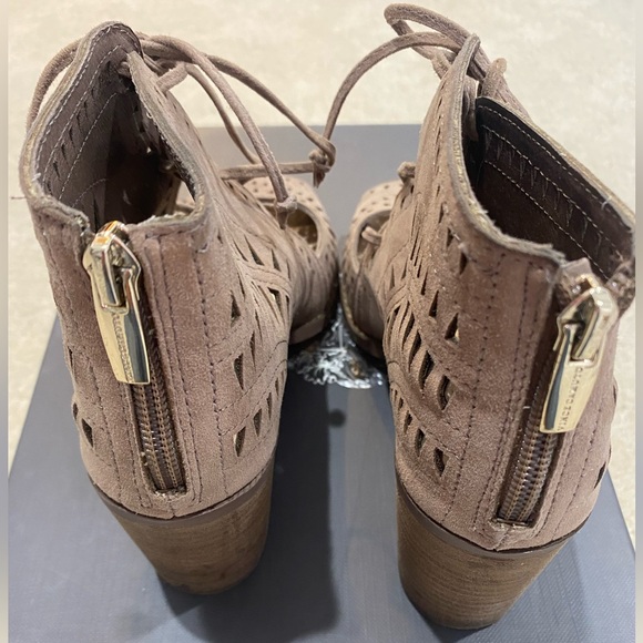 Vince Camuto Tarita Sandals Smoke Cloud True Suede SZ 6.6 - Picture 3 of 7